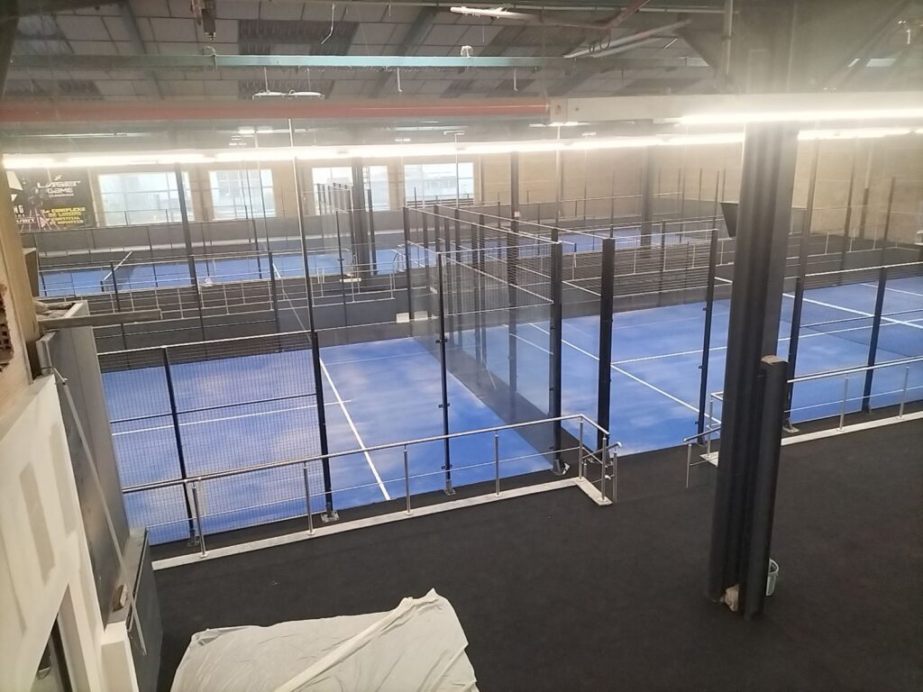 Terrain de padel intérieur moderne et spacieux.