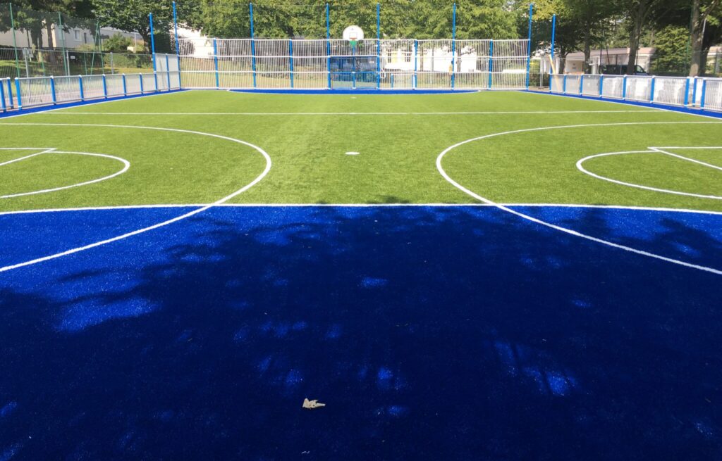 Terrain multisport synthétique vide, extérieur.