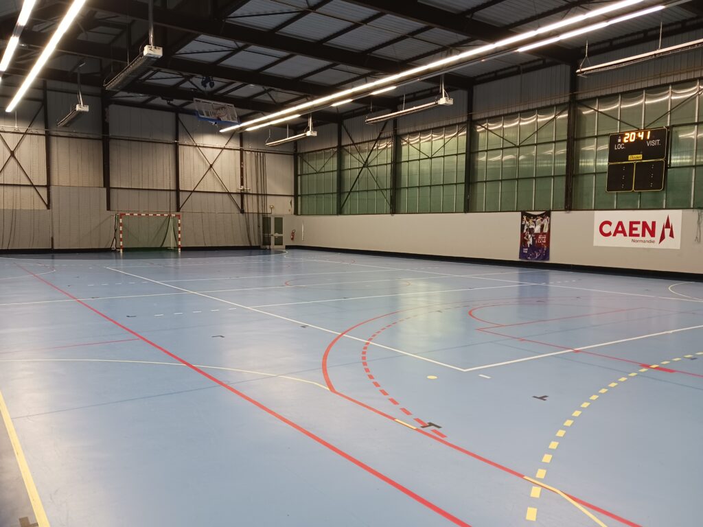 Gymnase vide avec terrain de handball, Caen Normandie.