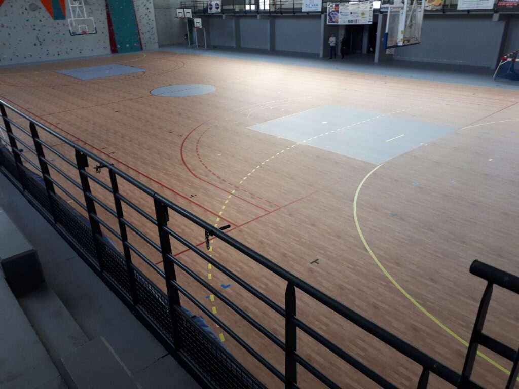 Salle de sport vide avec terrain de basket.