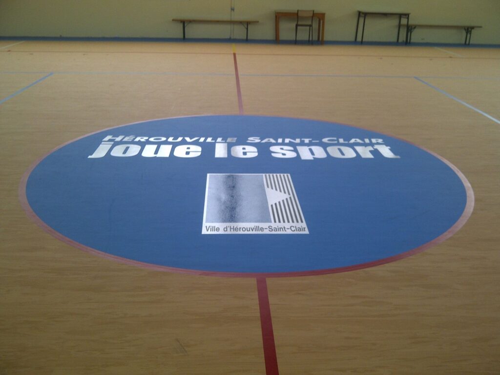 Gymnase logo &quot;Hérouville Saint-Clair joue le sport&quot;.