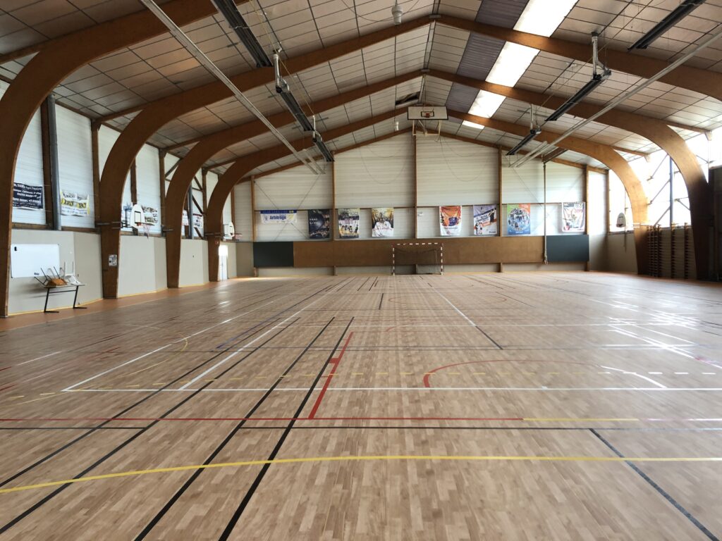 Salle de sport intérieure vide parquetée.
