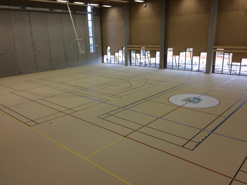 Salle multisports vierge avec marquages au sol.