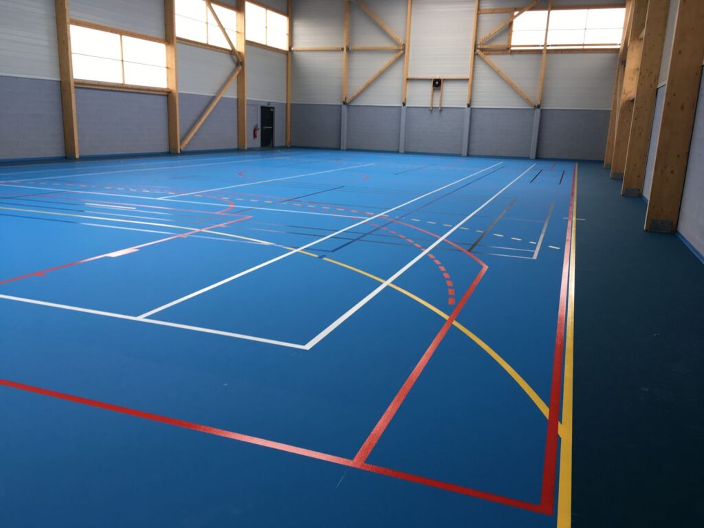 Salle de sport intérieure polyvalente et vide