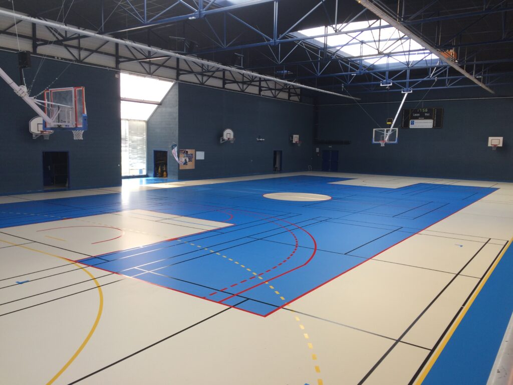 Gymnase moderne avec terrains de basket.