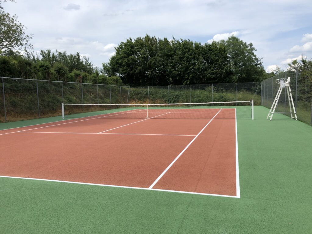 Terrain de tennis vide extérieur.