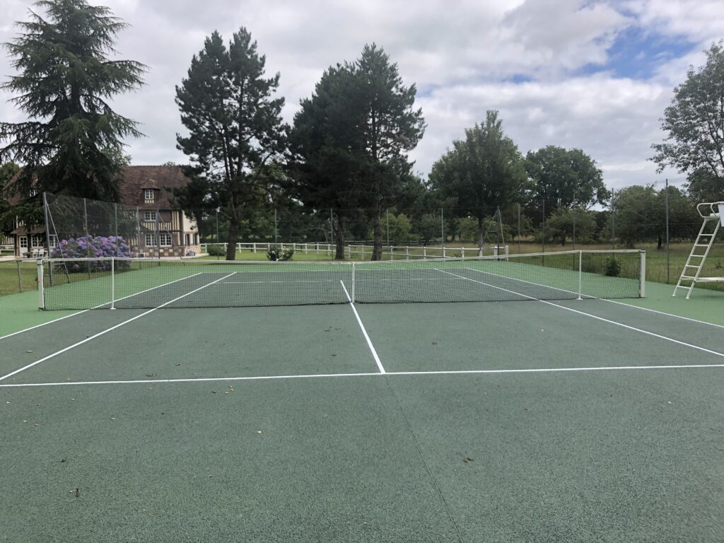 Terrain de tennis extérieur en gazon.