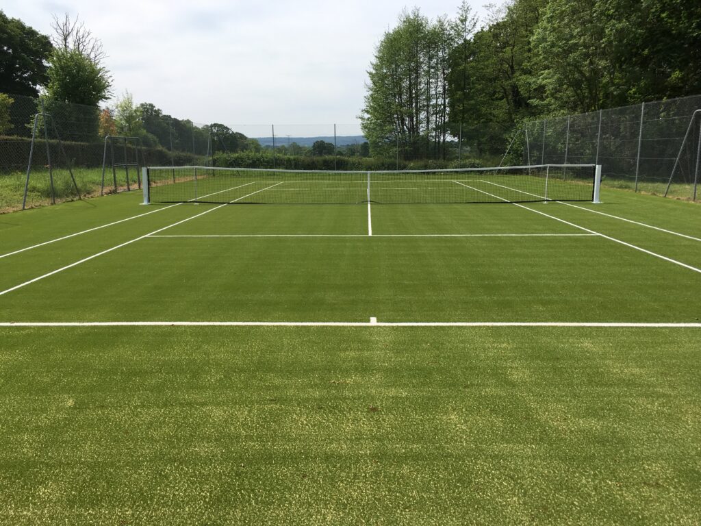 Terrain de tennis gazon synthétique extérieur.