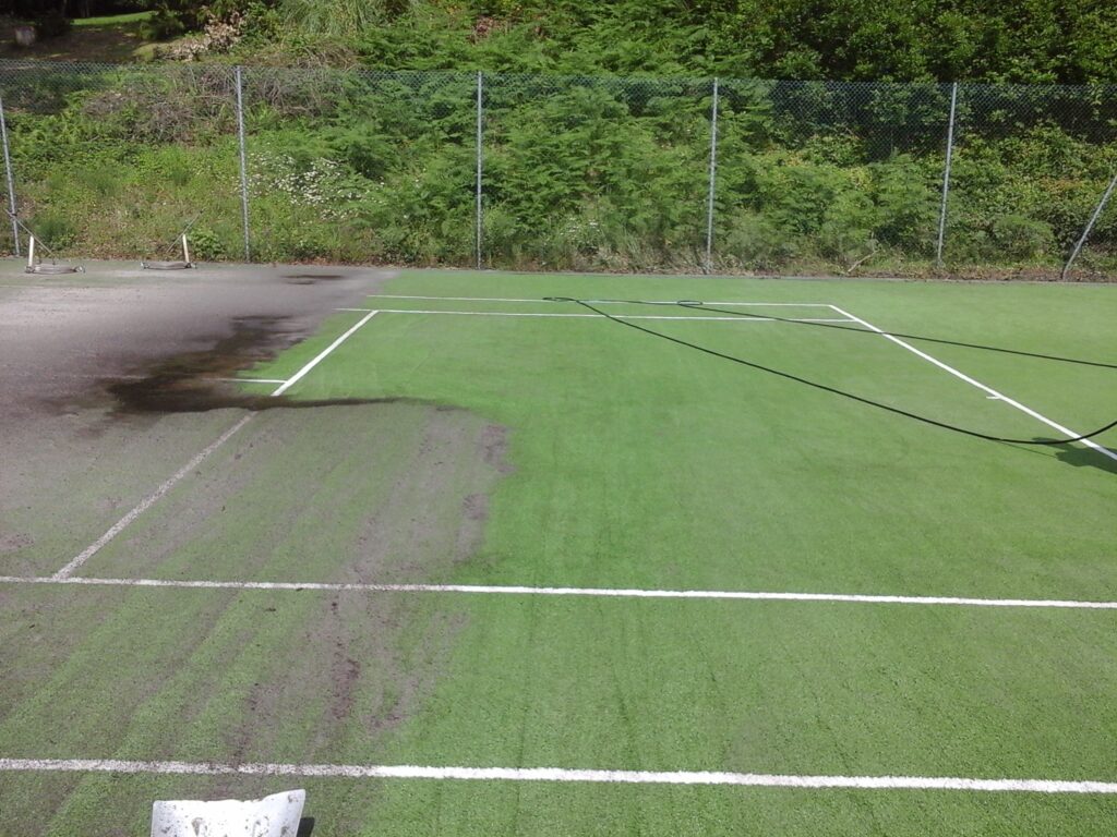 Terrain de tennis synthétique vide.