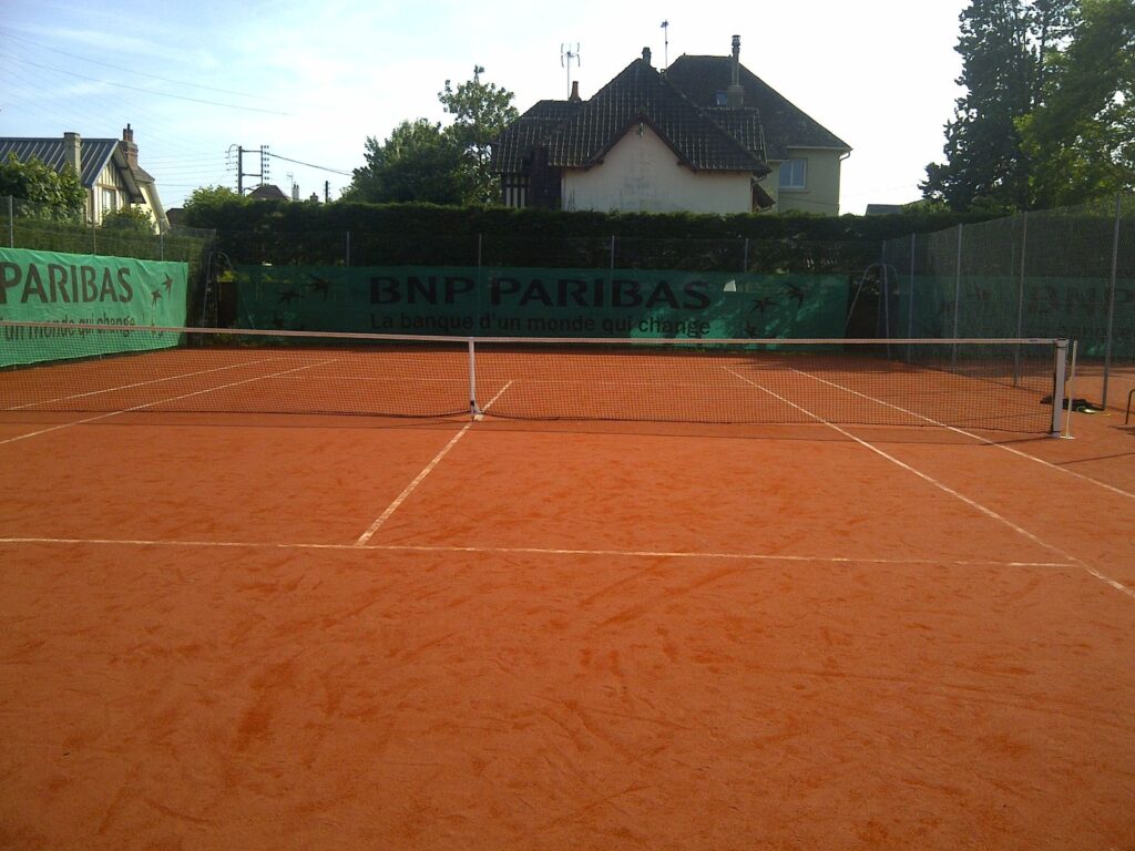 Terrain de tennis terre battue, filet, publicité BNP