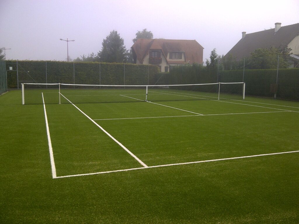 Terrain de tennis en gazon synthétique.