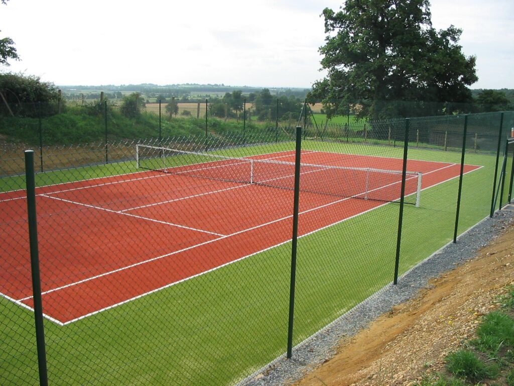 Terrain de tennis extérieur, terrain rouge.