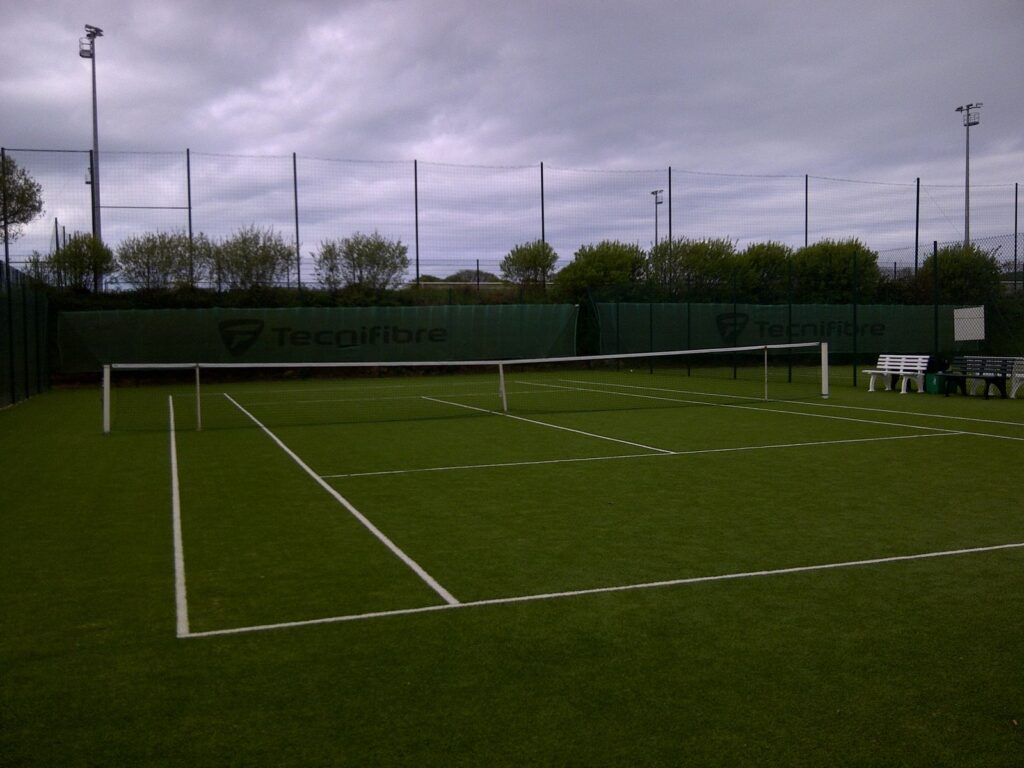 Terrain de tennis gazon synthétique, extérieur, nuageux