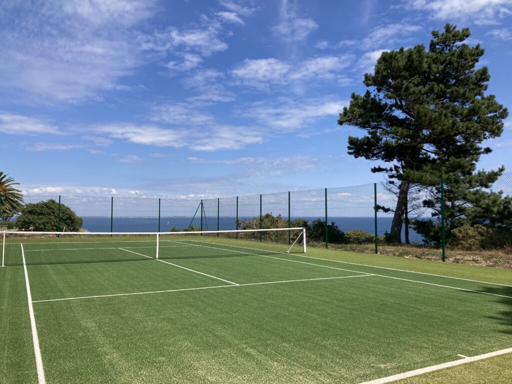 Terrain de football synthétique avec vue sur la mer
