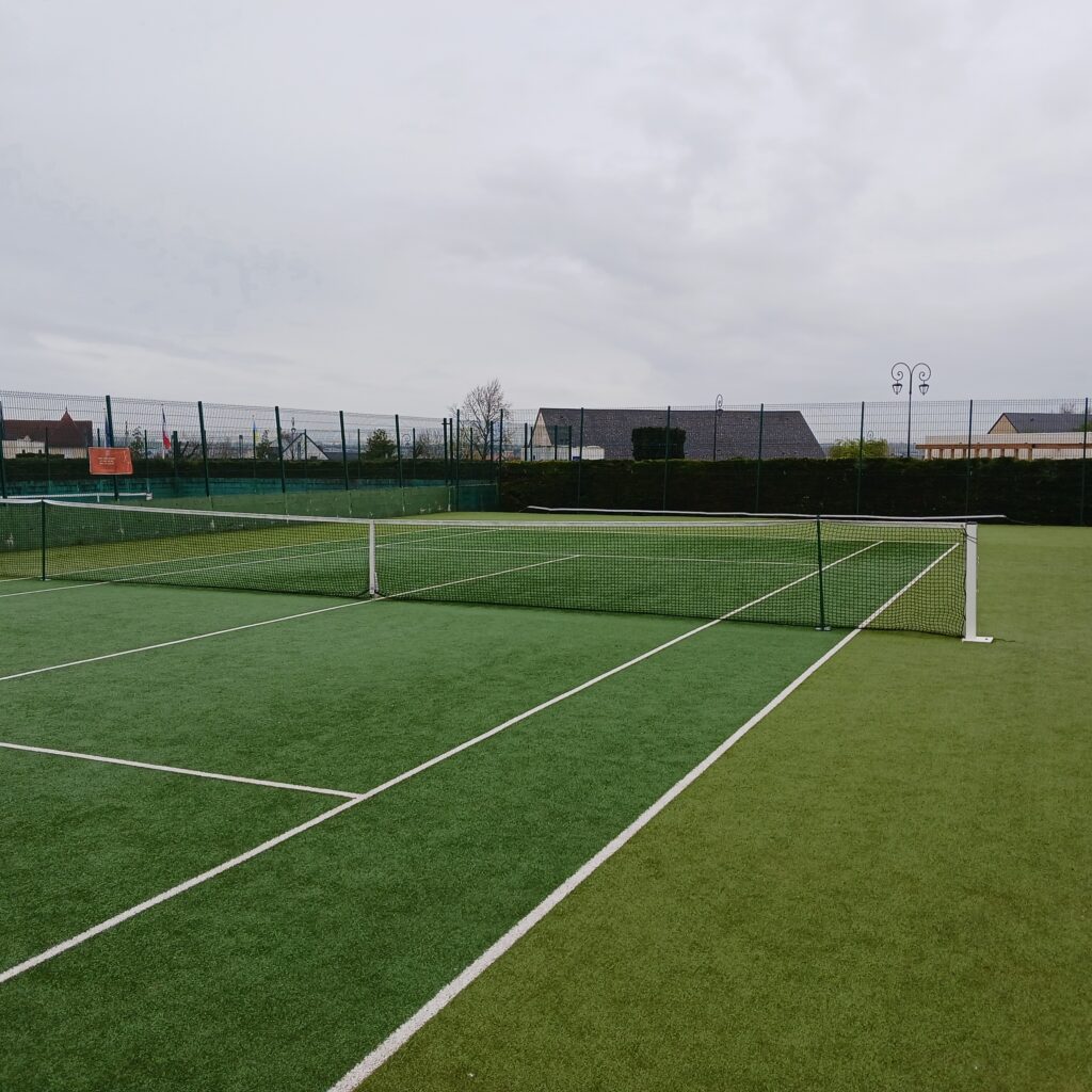 Terrain de tennis gazon synthétique vide.