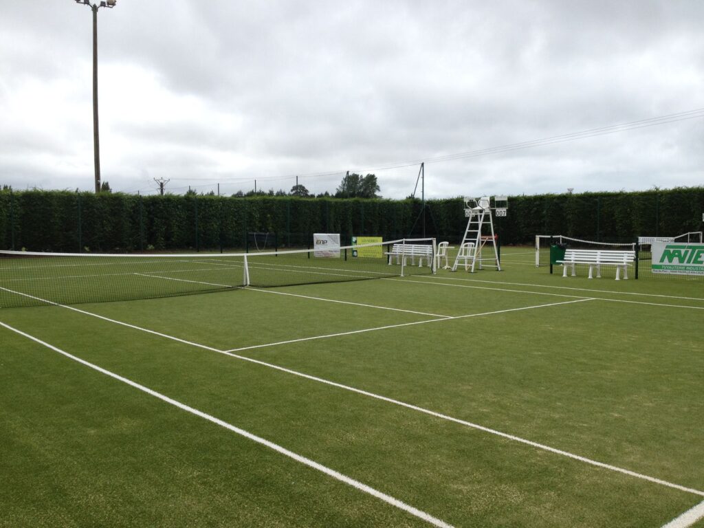 Terrain de tennis gazon synthétique extérieur.