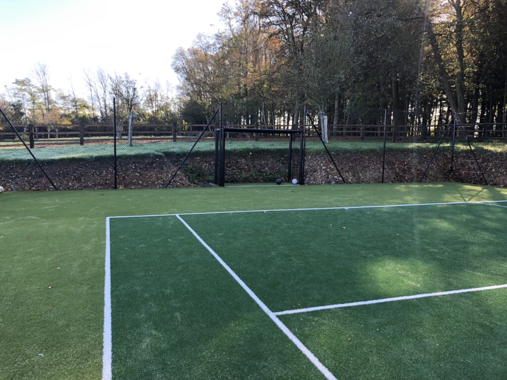 Terrain multisports synthétique en extérieur.
