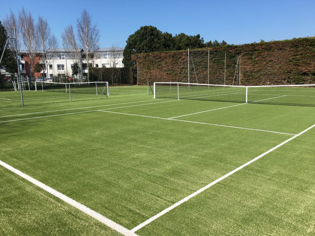 Terrain de tennis extérieur synthétique.