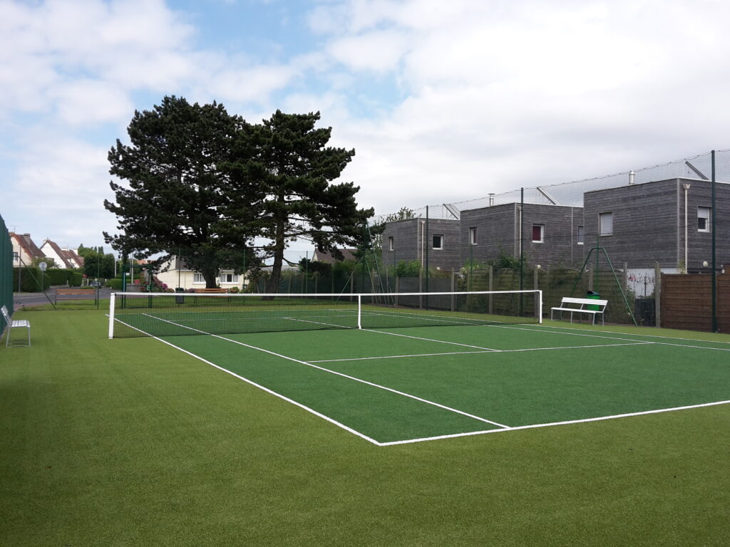 Terrain de tennis en gazon synthétique extérieur
