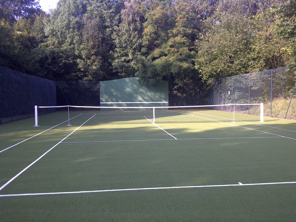 Terrain de tennis extérieur vide