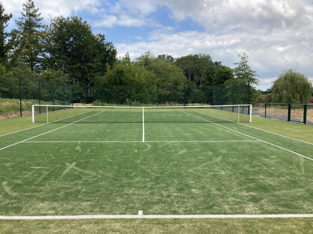 Terrain de tennis en gazon synthétique