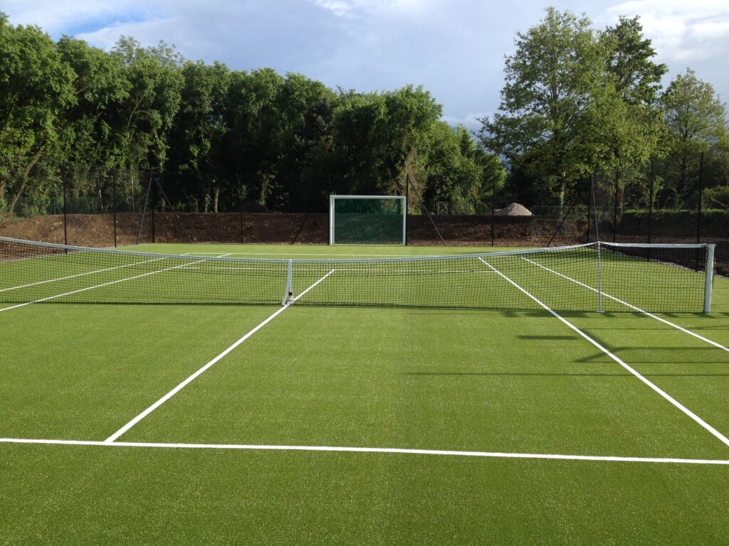 Terrain de tennis gazon synthétique extérieur.