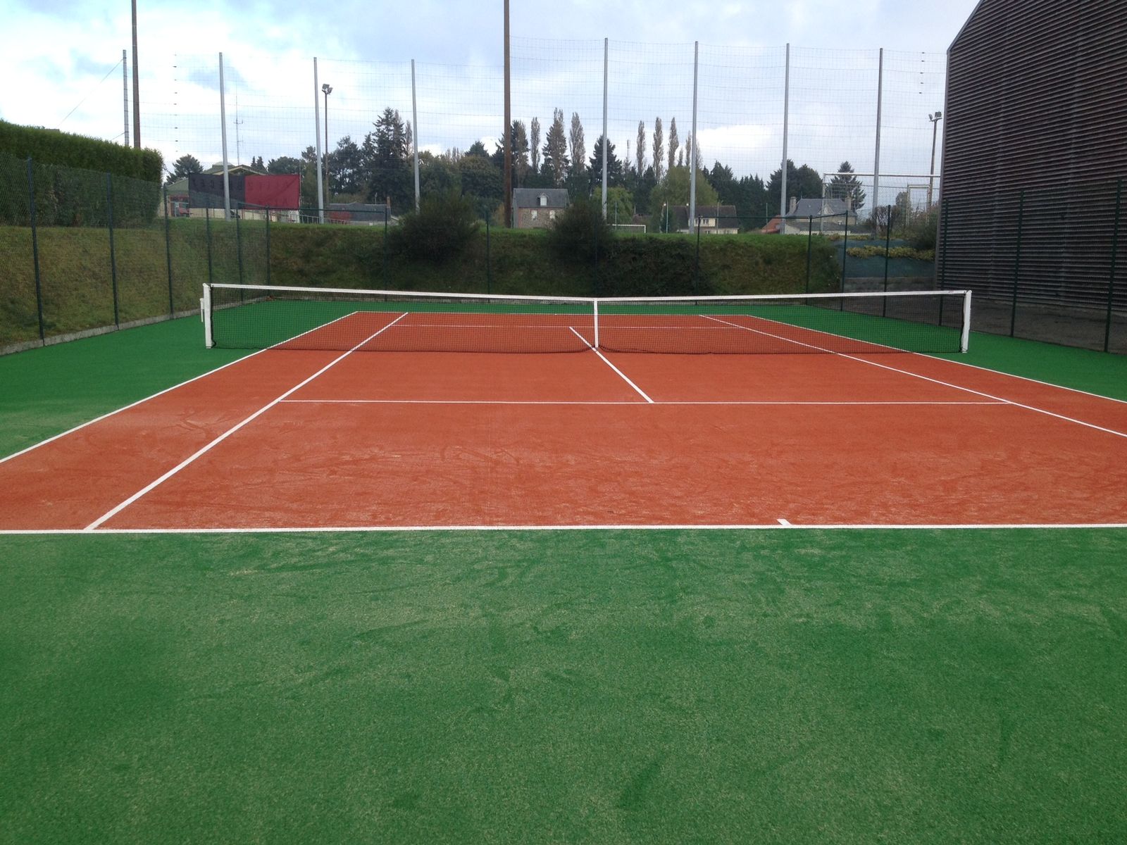 tennis gazon synthetique semi sable brecey (50) Terrain de tennis extérieur, surface en terre battue.