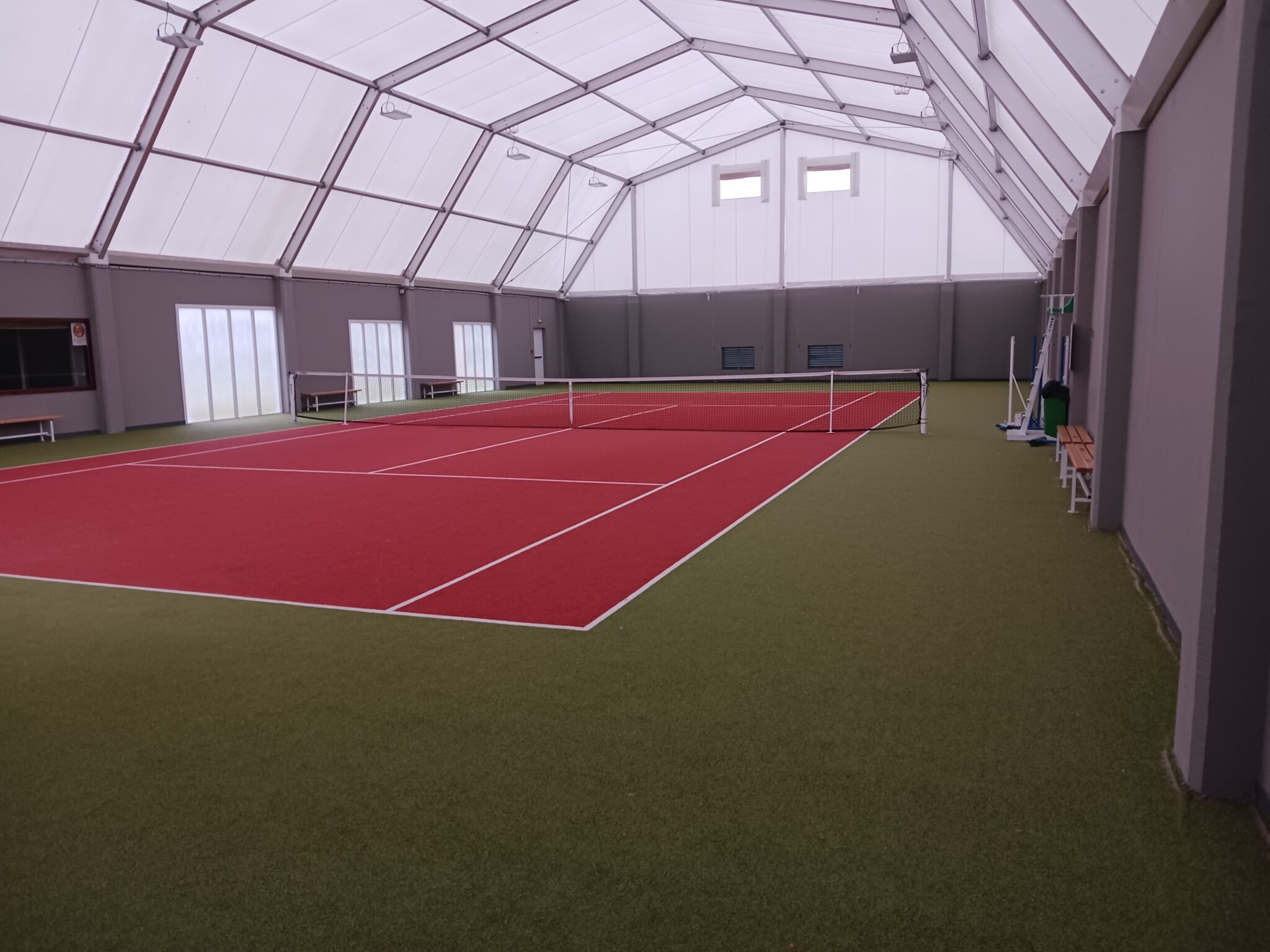 tennis gazon synthetique semi sable cléon (76) Terrain de tennis couvert avec revêtement rouge
