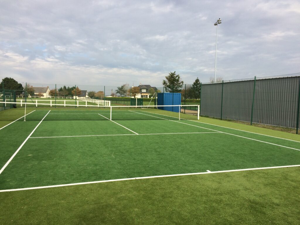 Terrain de tennis extérieur vide