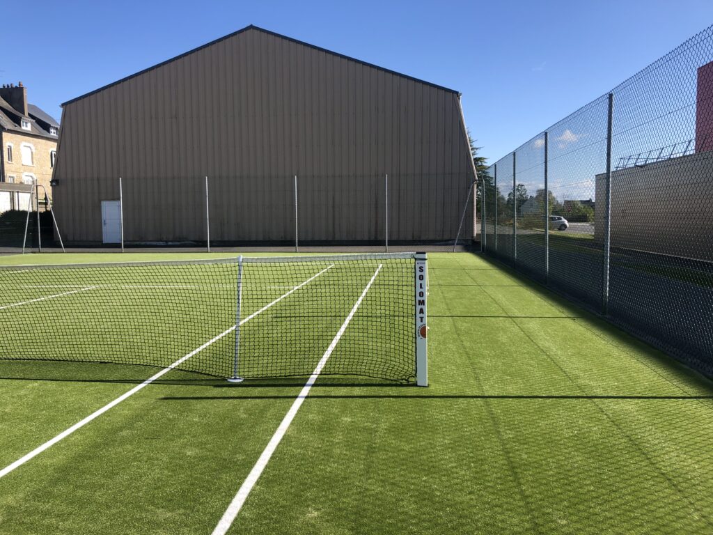 Terrain de padel extérieur en gazon synthétique.
