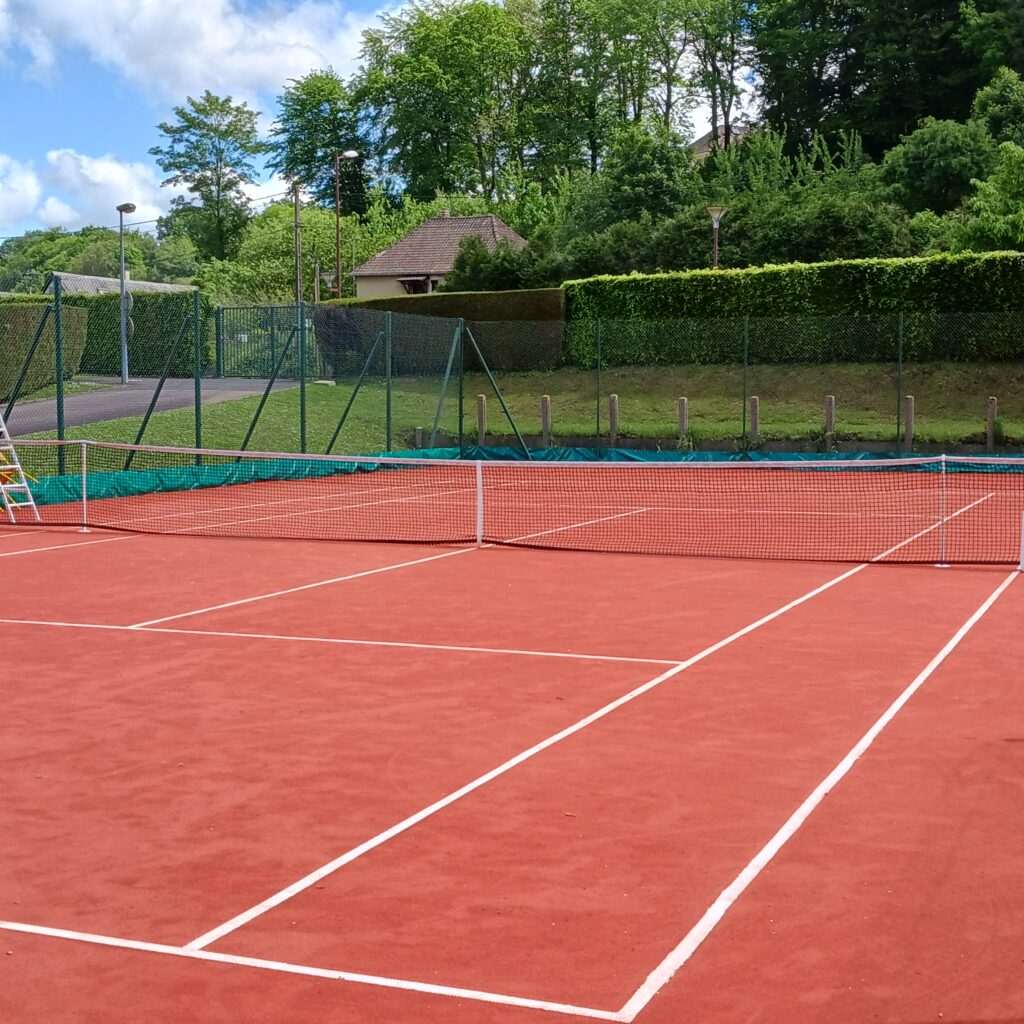 Terrain de tennis extérieur en terre battue.