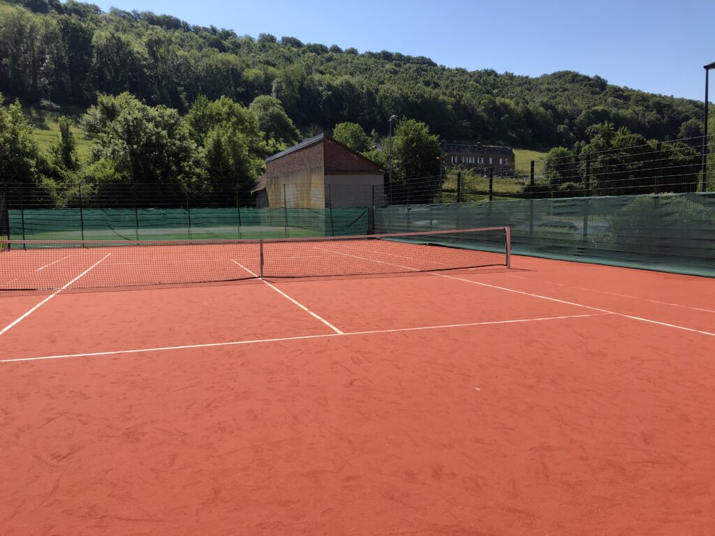 Terrain de tennis extérieur en terre battue.