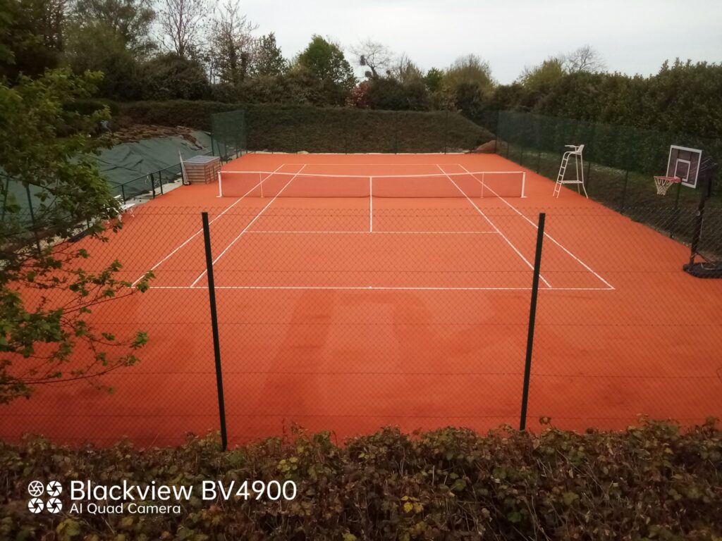 Terrain de tennis extérieur vide.