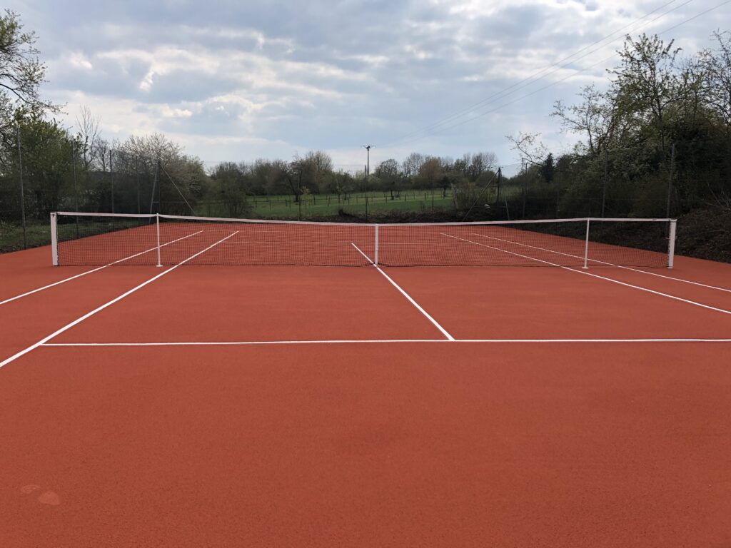 Terrain de tennis extérieur vide