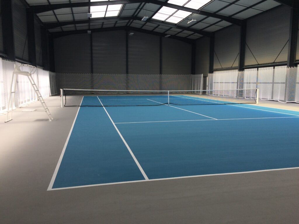 Terrain de tennis intérieur moderne.