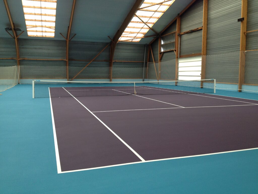 Court de tennis intérieur moderne.