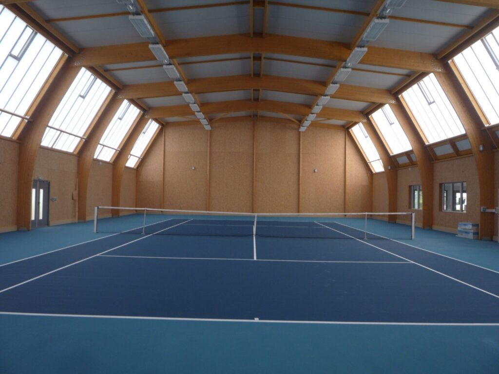 Court de tennis intérieur moderne