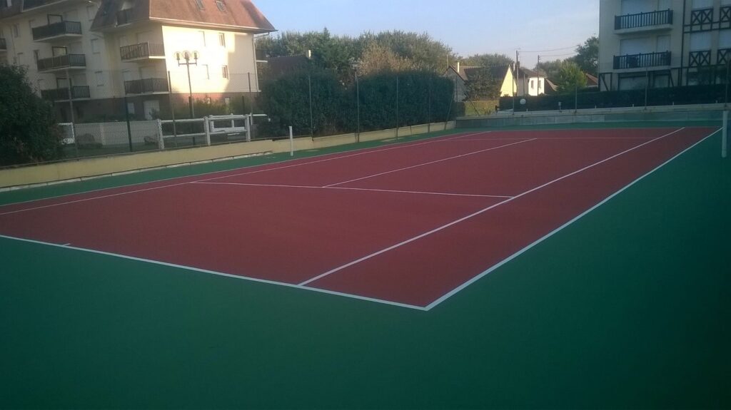 Terrain de tennis vide en extérieur.