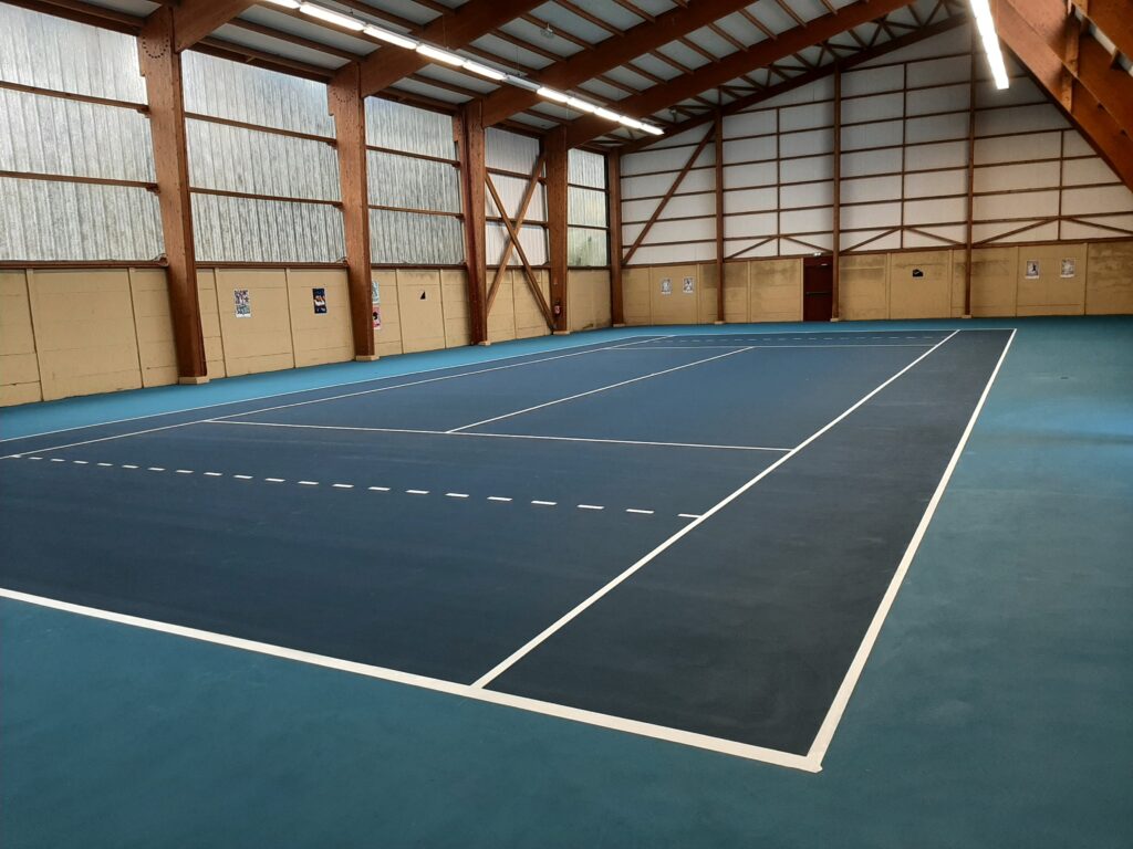 Terrain de badminton intérieur vide.