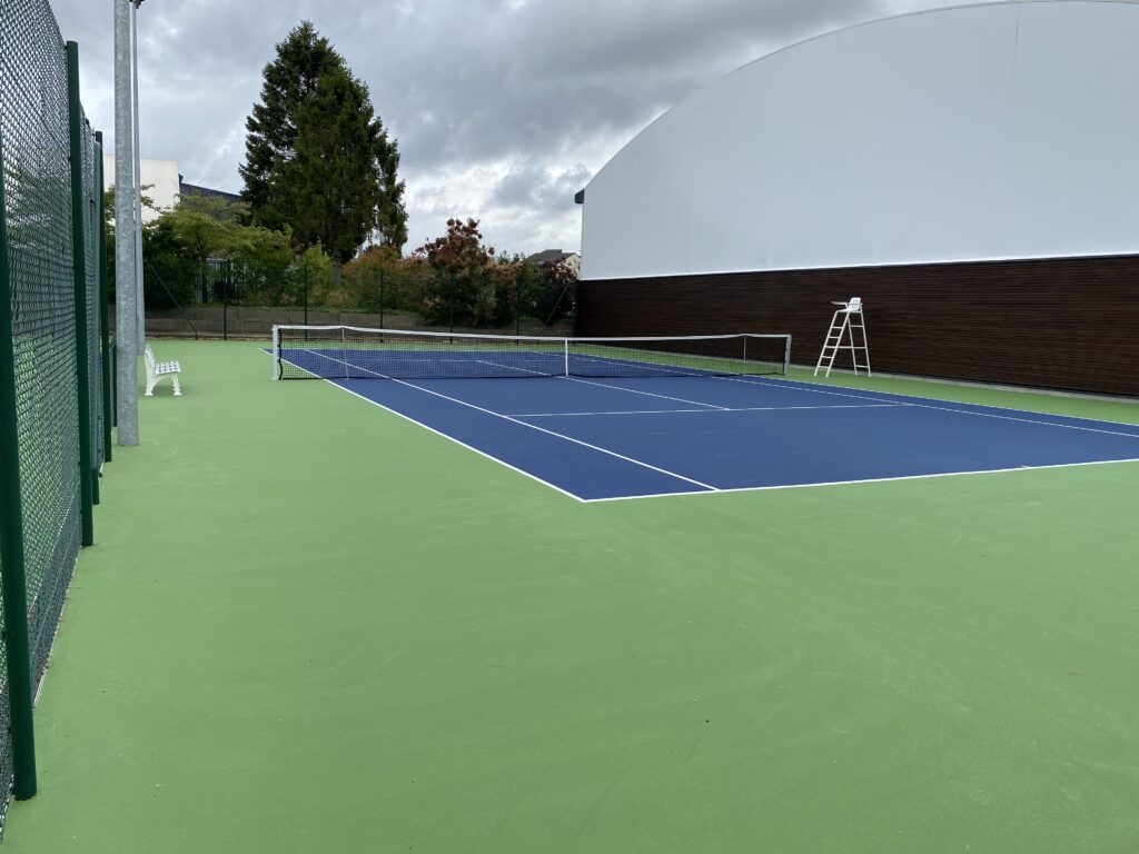 Terrain de tennis extérieur moderne et vide.