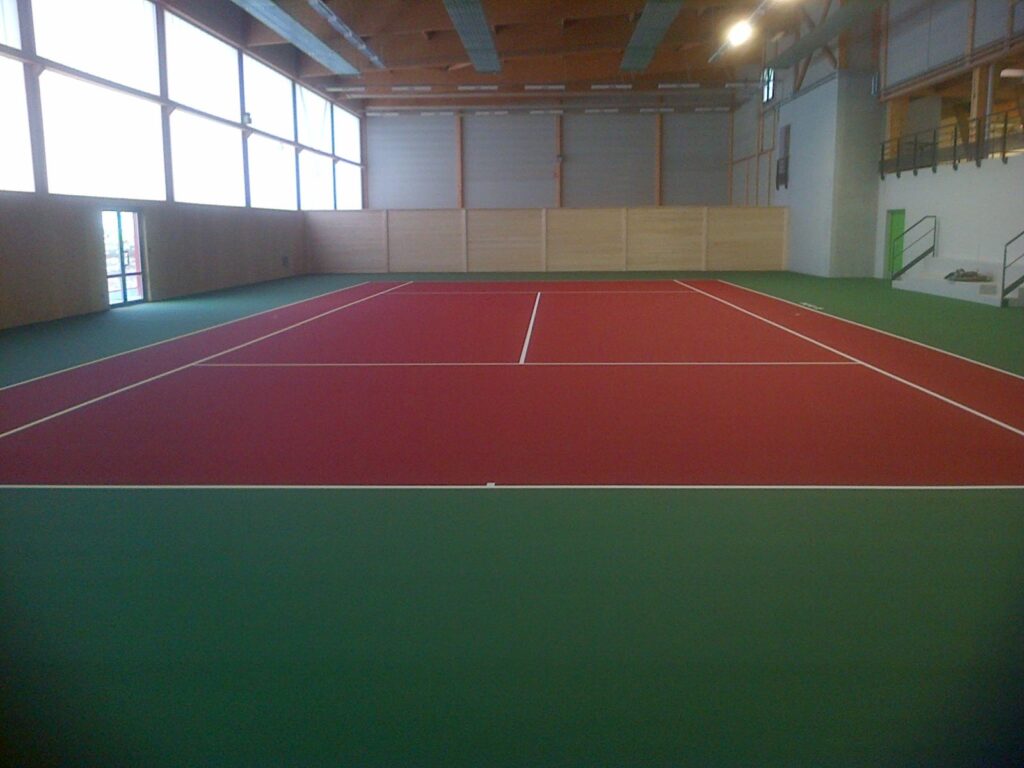 Terrain de tennis intérieur moderne.