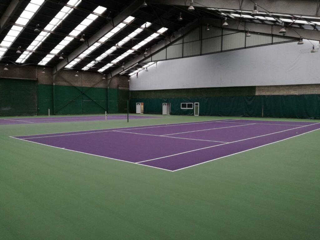 Court de tennis intérieur éclairé