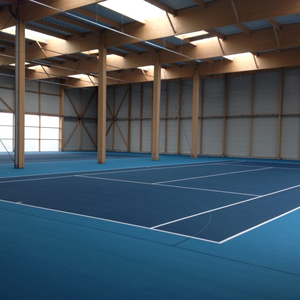 Court de tennis intérieur moderne.