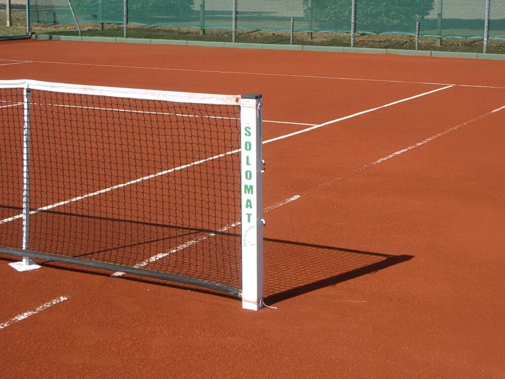 Terrain de tennis en terre battue.