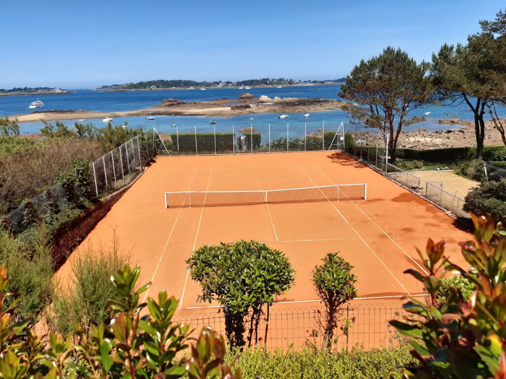 Terrain de tennis en bord de mer.