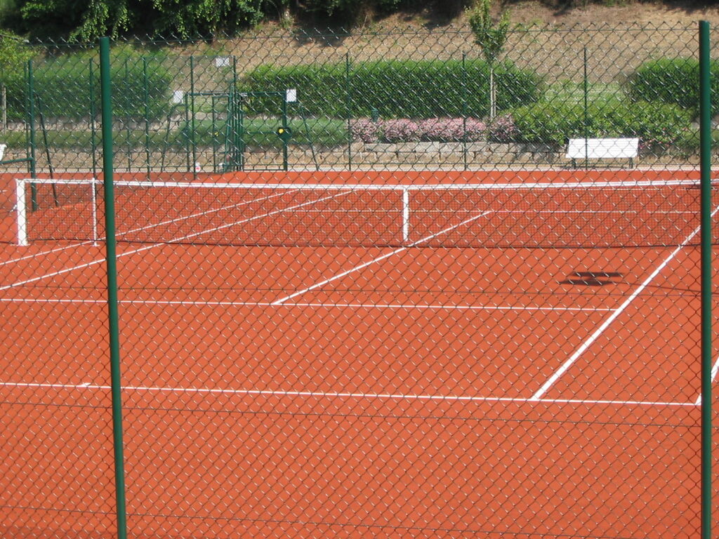Terrain de tennis en terre battue vide.