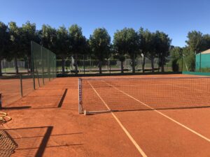tennis terre artificielle vers sur mer (14) Terrain de tennis en terre battue extérieur.
