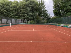 tennis terre artificielle veules les roses (76) Terrain de tennis vide en terre battue.