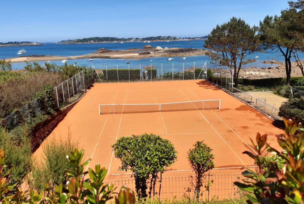 tennis terre artificielle ploubanazec 29 scaled Court de tennis en terre battue face à la mer